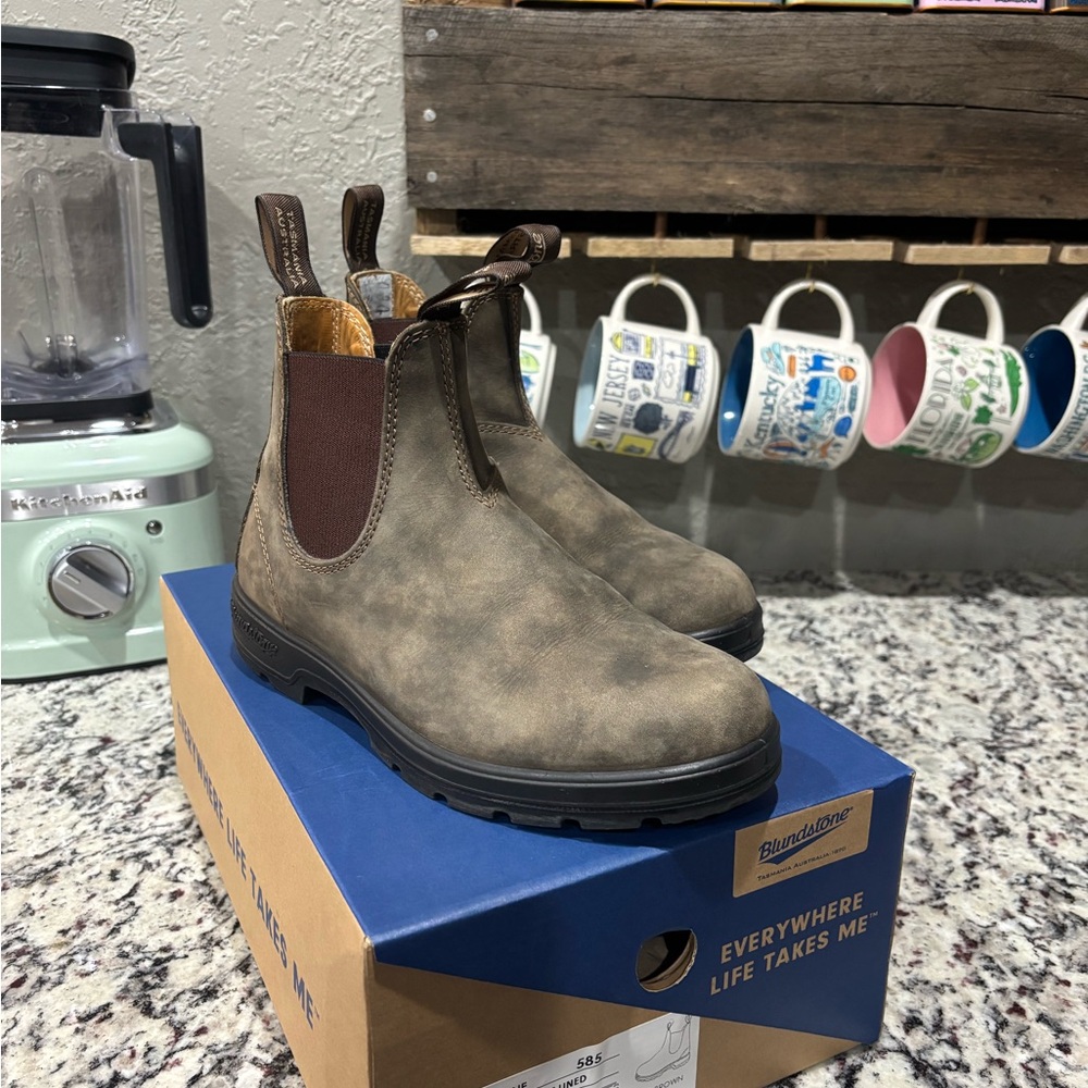Blundstone women’s classic #585 Brown Chelsea Boot 8.5